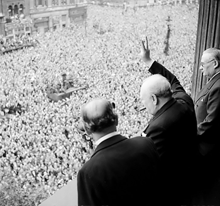 Churchill_waves_to_crowds (1)