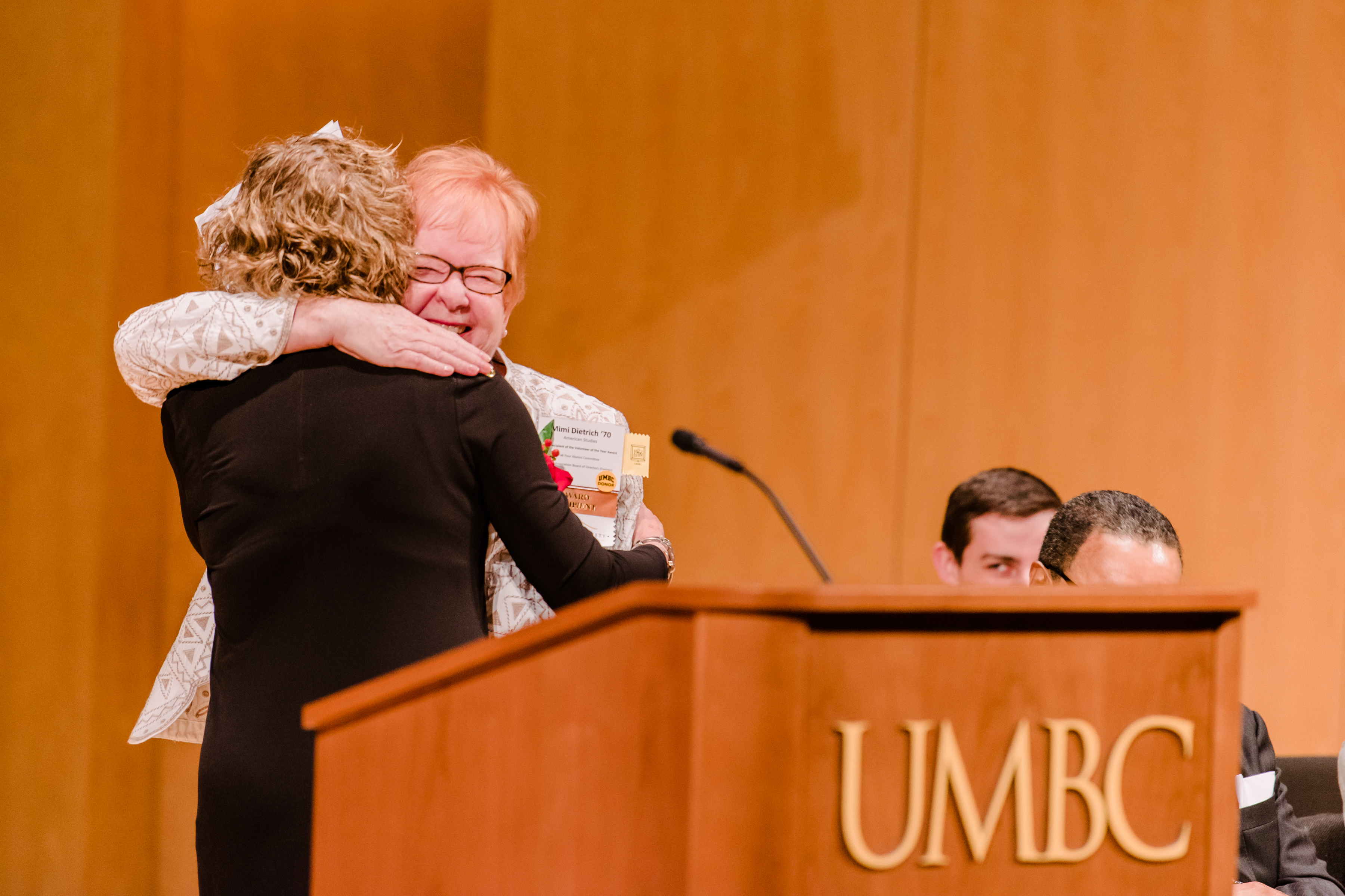 Dietrich hugs Donna Banks Hekler ’70, at the 2018 Alumni Awards ceremony.