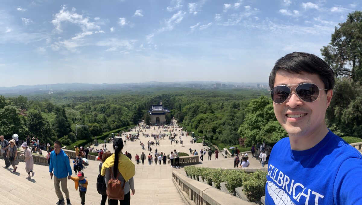 A person taking a panoramic view of people walking towards Sun Yat-sen's Mausaleum.