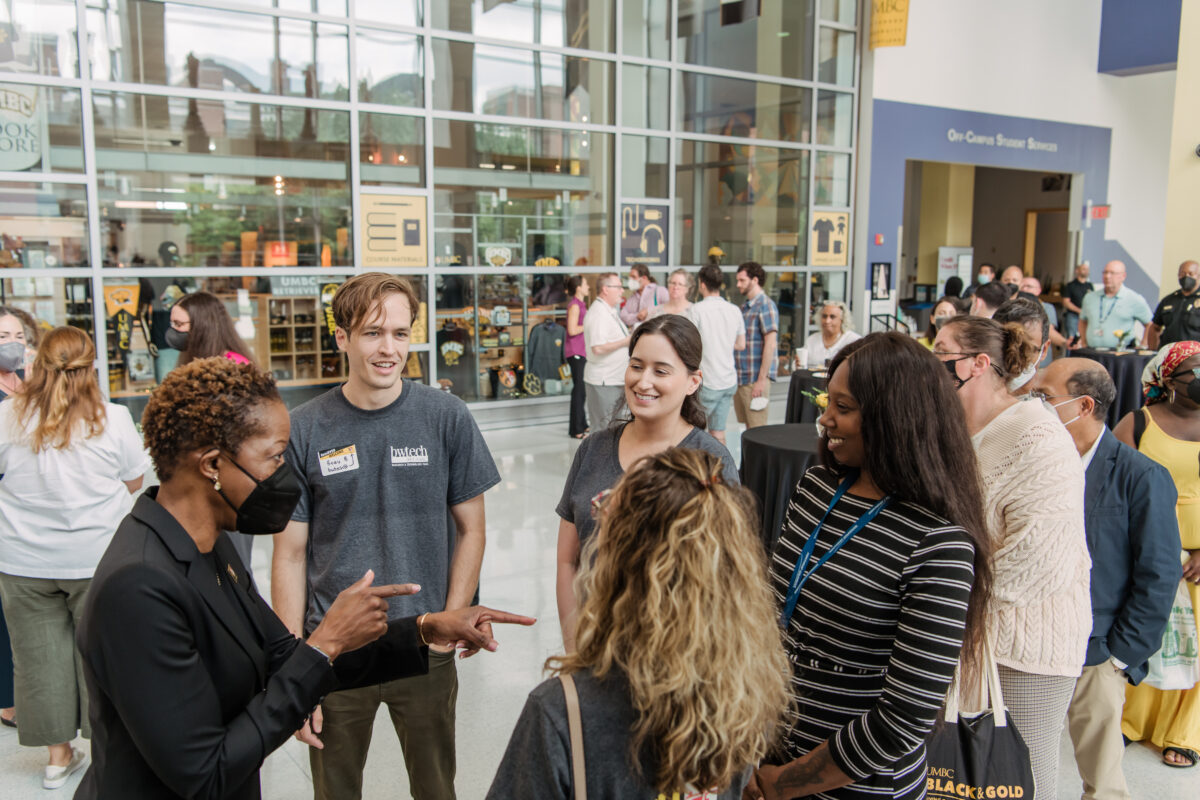 President Valerie Sheares Ashby meets with students inside at an informal gathering.