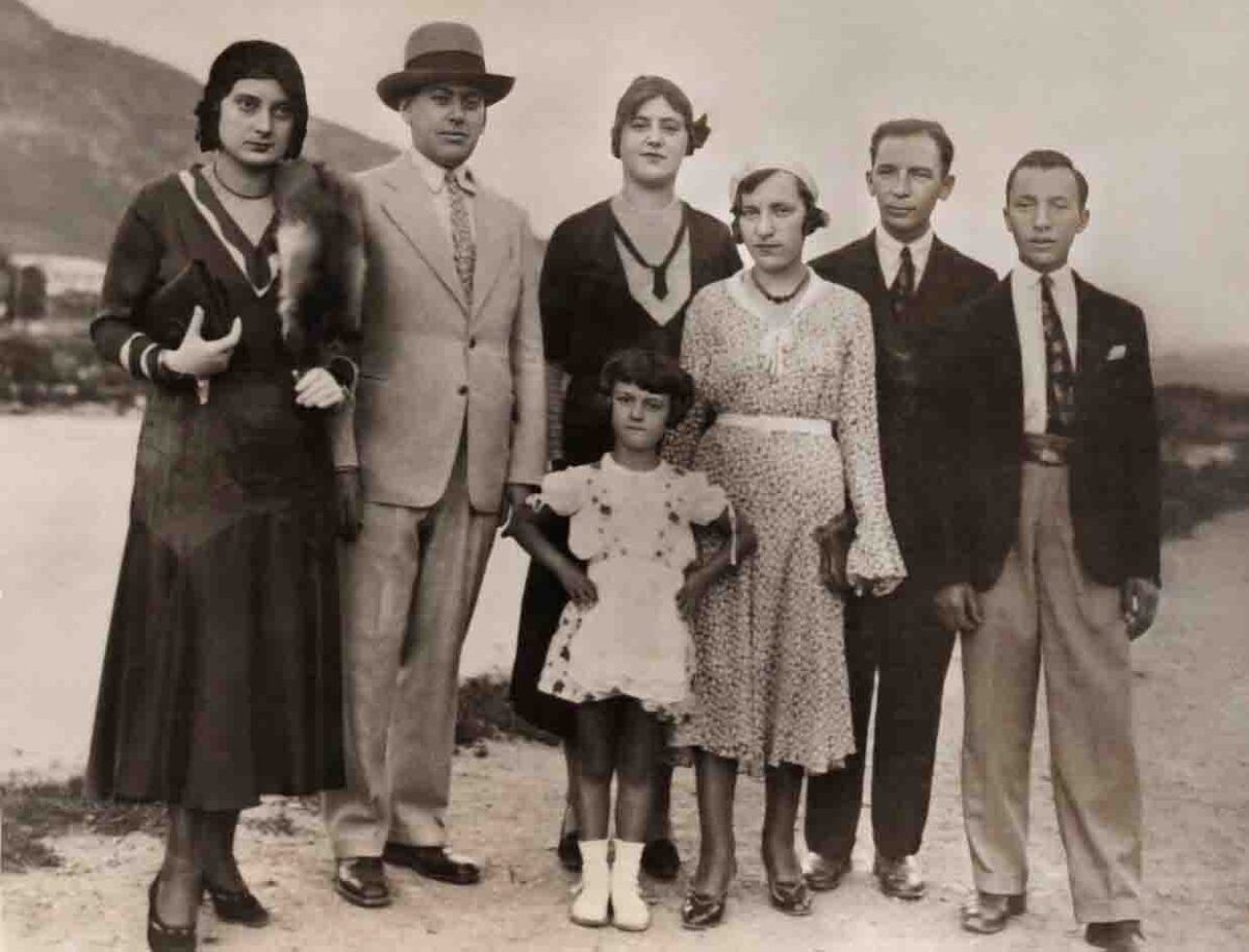 A black and white photo of Roni Rosenthal's family, including Friddie, center, age 4. Other members of Rosenthal's family from left to right: Aurica, Aurel, Gisela, Elvira, Victor, and Isaac in Piatra Neamț, Romania, 1923