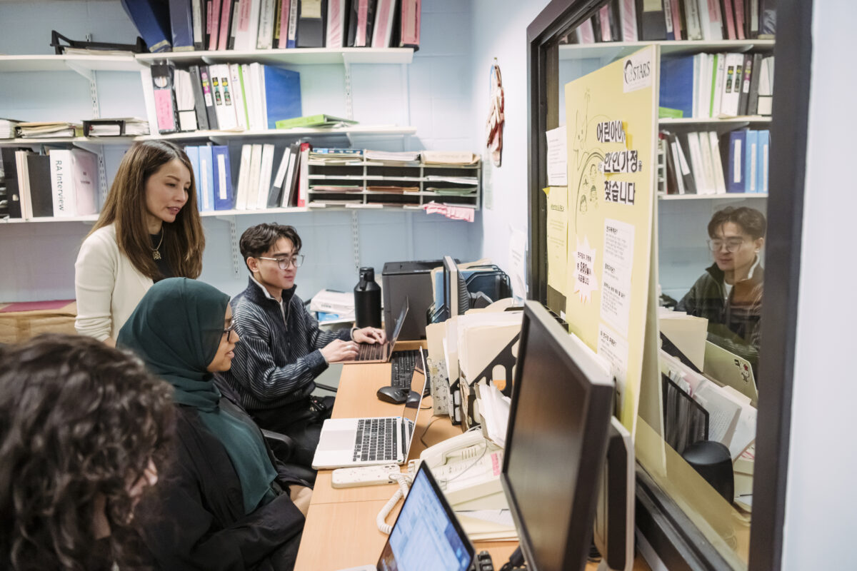 Charissa Cheah and students discuss psych lab work