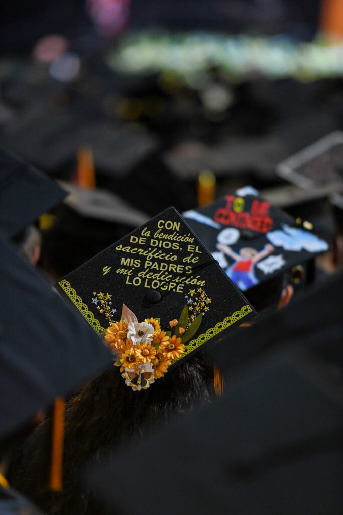 Mortarboard reads "Con la benedicion de dios, el sacrificio de mis padres, y mi dedicacion, lo logre"